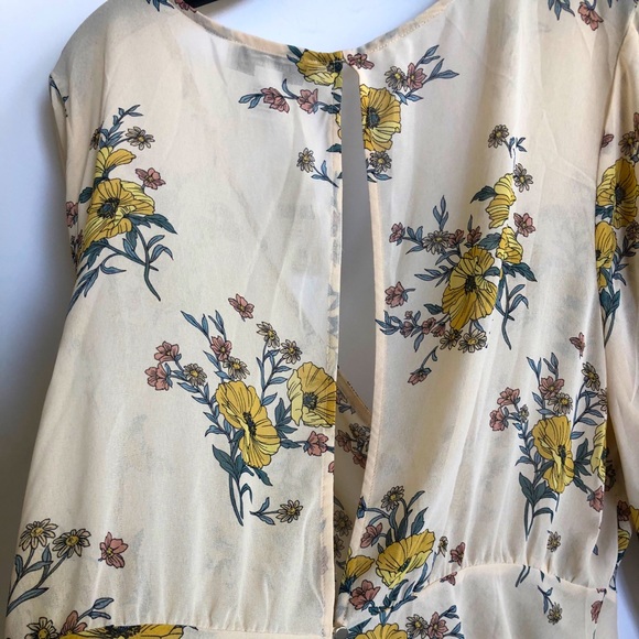 🌴FOREVER 21 Woven Tie-Front Top in Yellow Foral - Picture 7 of 9